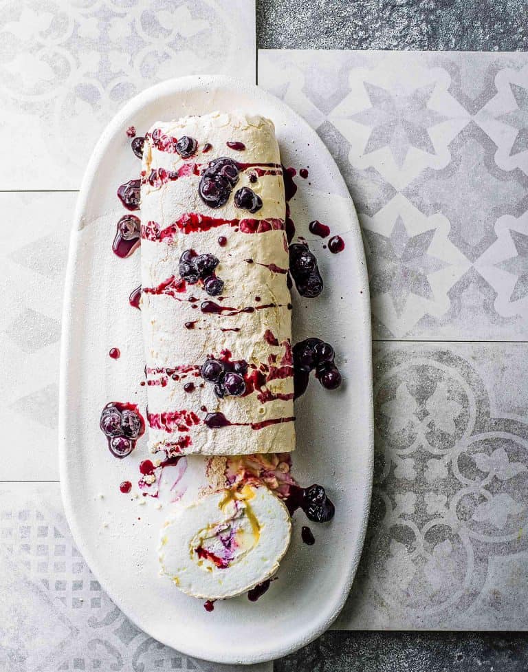 Meringuerol met blauwe bessen en lemon curd