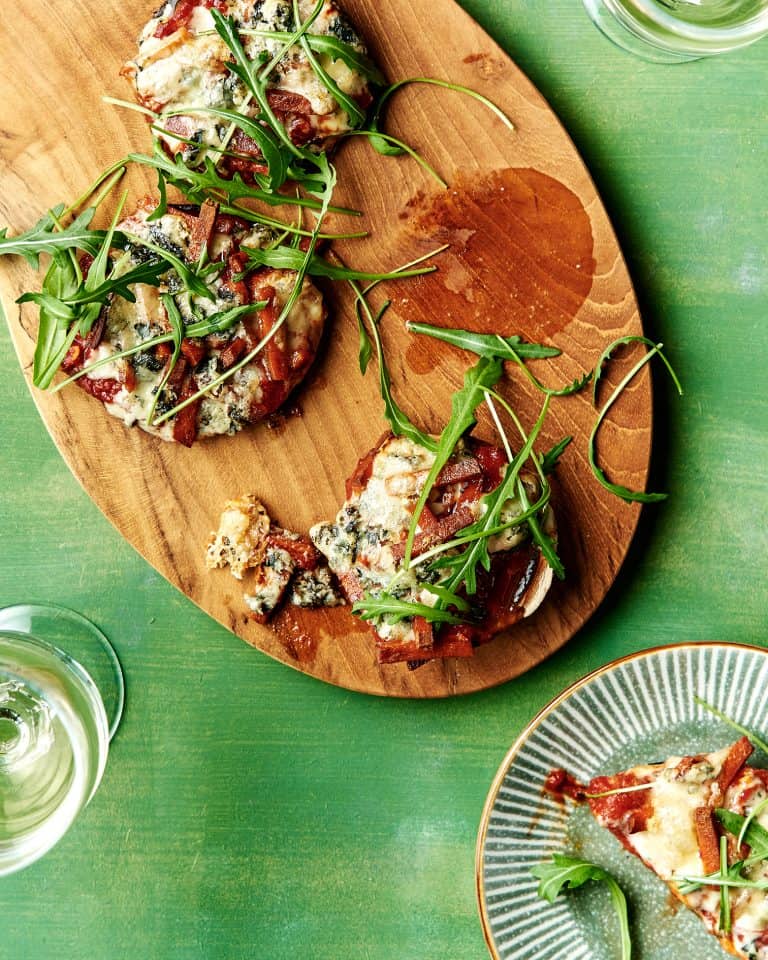 Portobello-‘pizza’ met blauwe kaas en rucola