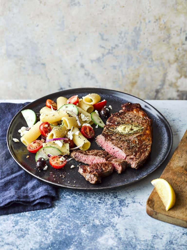 Gegrilde steak met pastasalade