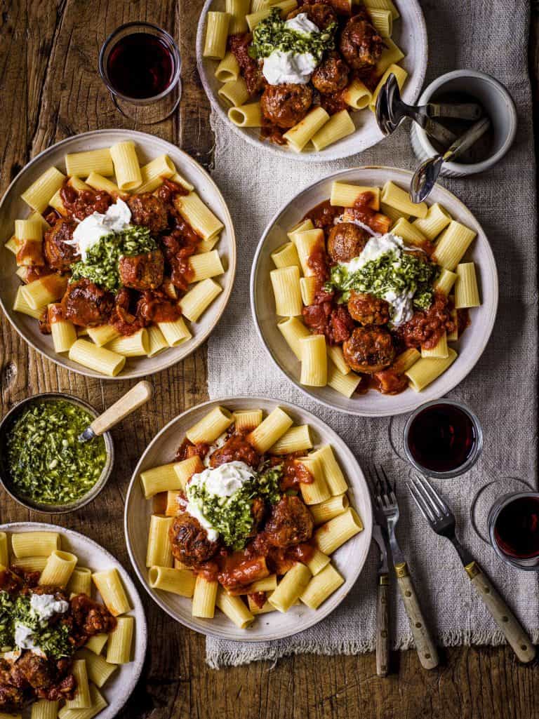 Pasta met gehaktballetjes, burrata en pesto