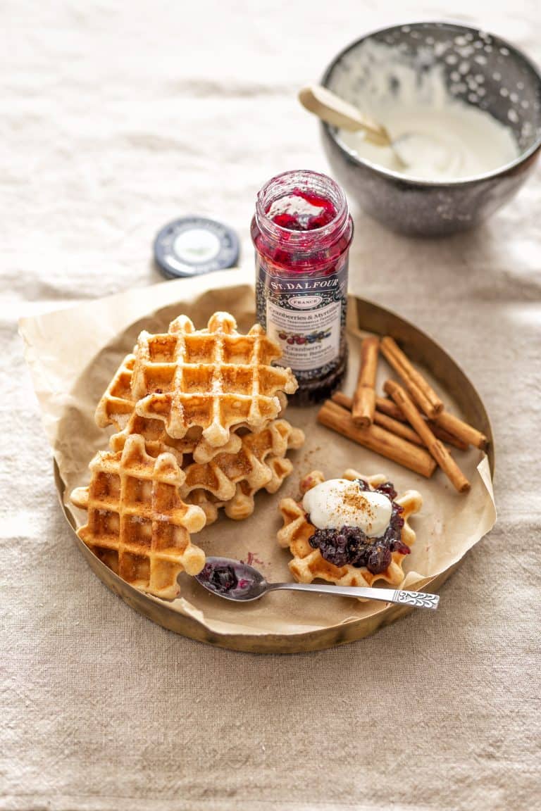 Kaneelwafeltjes met cranberry-blauwebessenspread