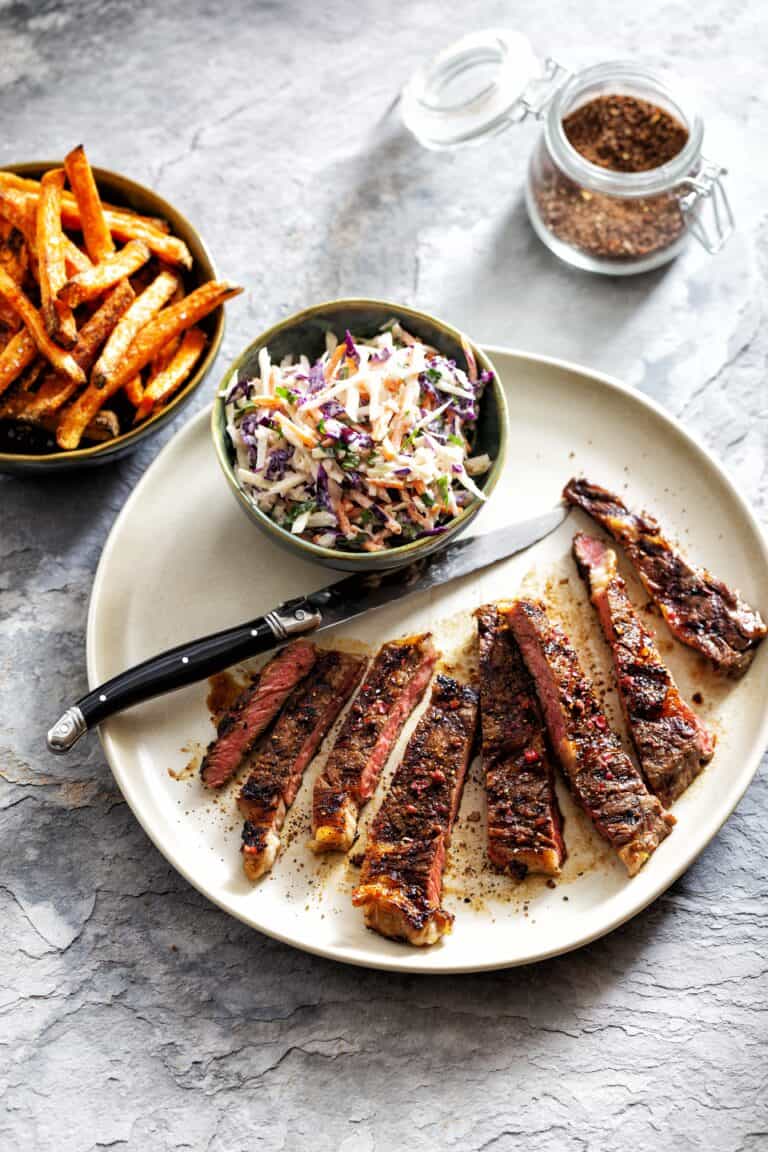 Cowboy ribeye met koffierub en coleslaw