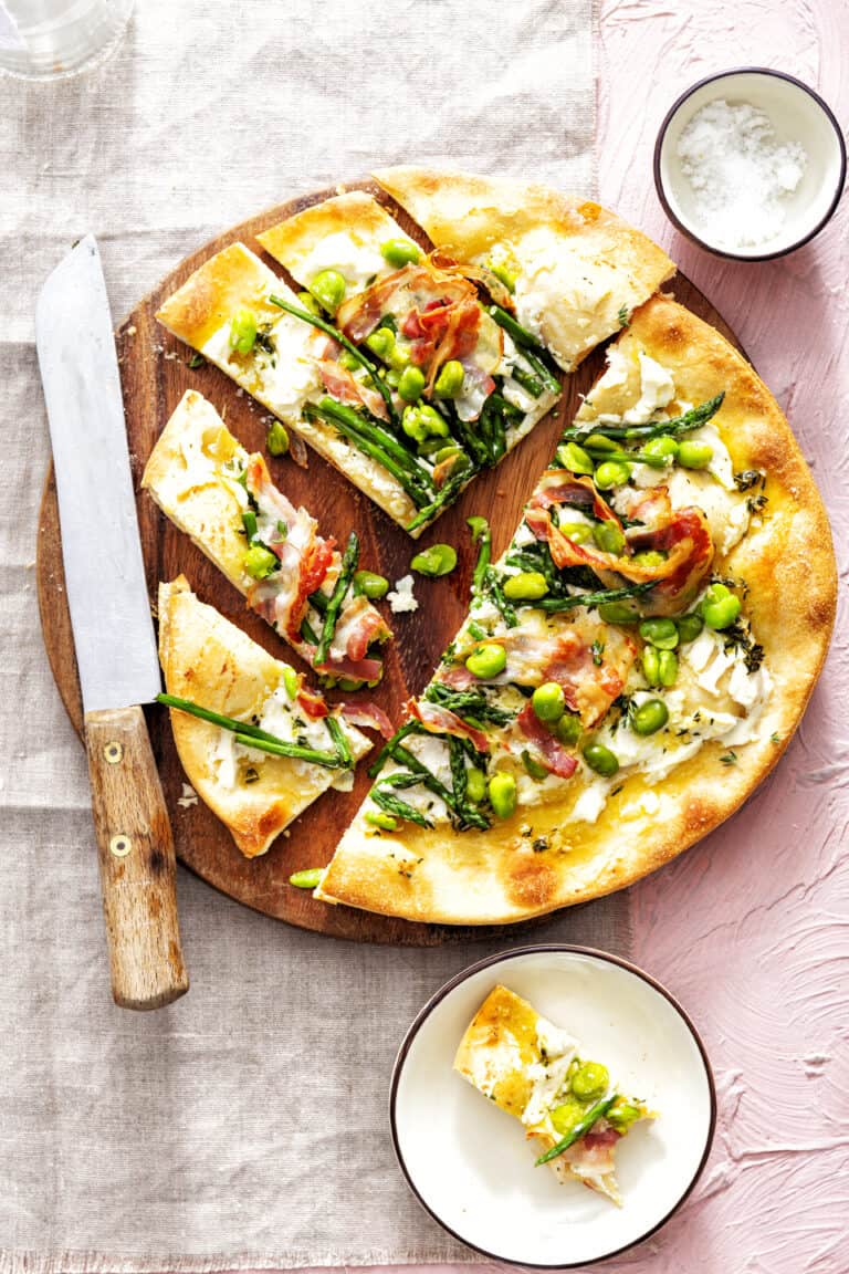 Pizza met tuinbonen en pancetta