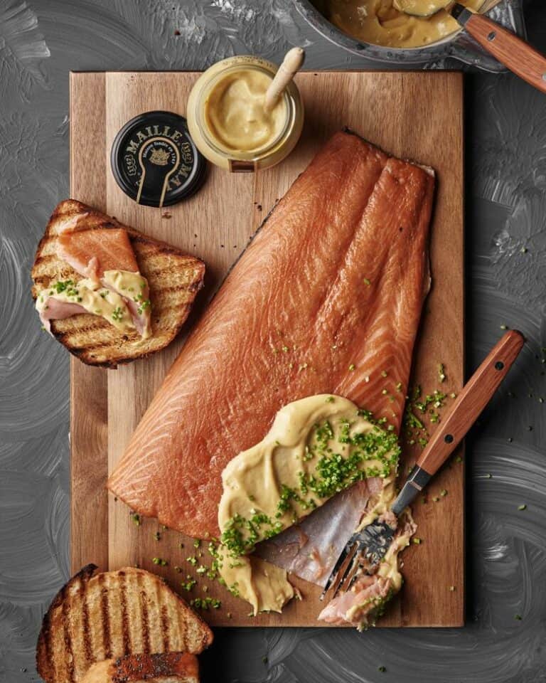 Warmgerookte zalm met mosterdhollandaisesaus