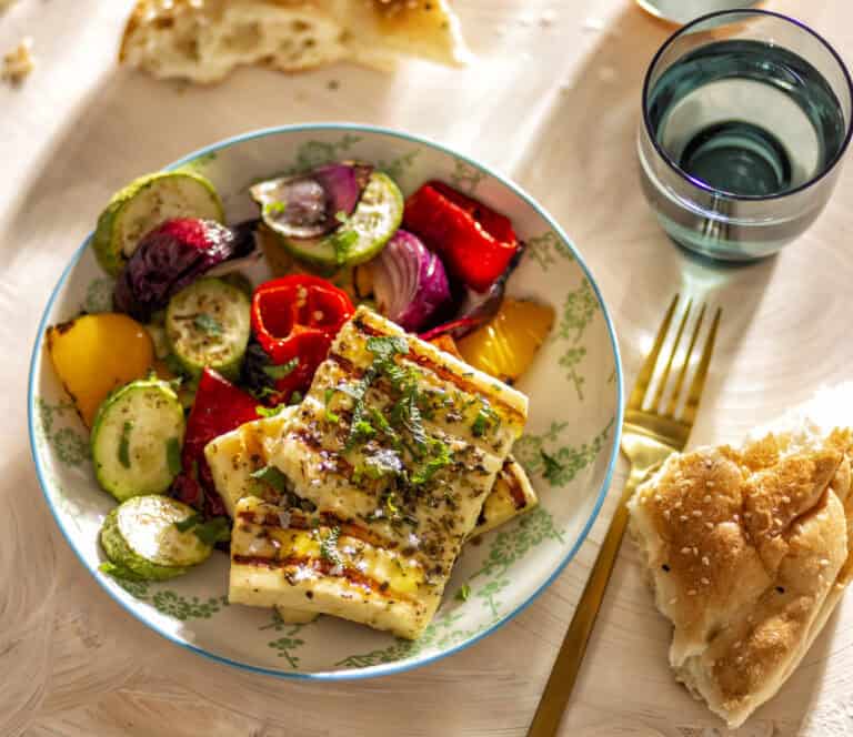 Gemarineerde gegrilde halloumi met geroosterde groenten