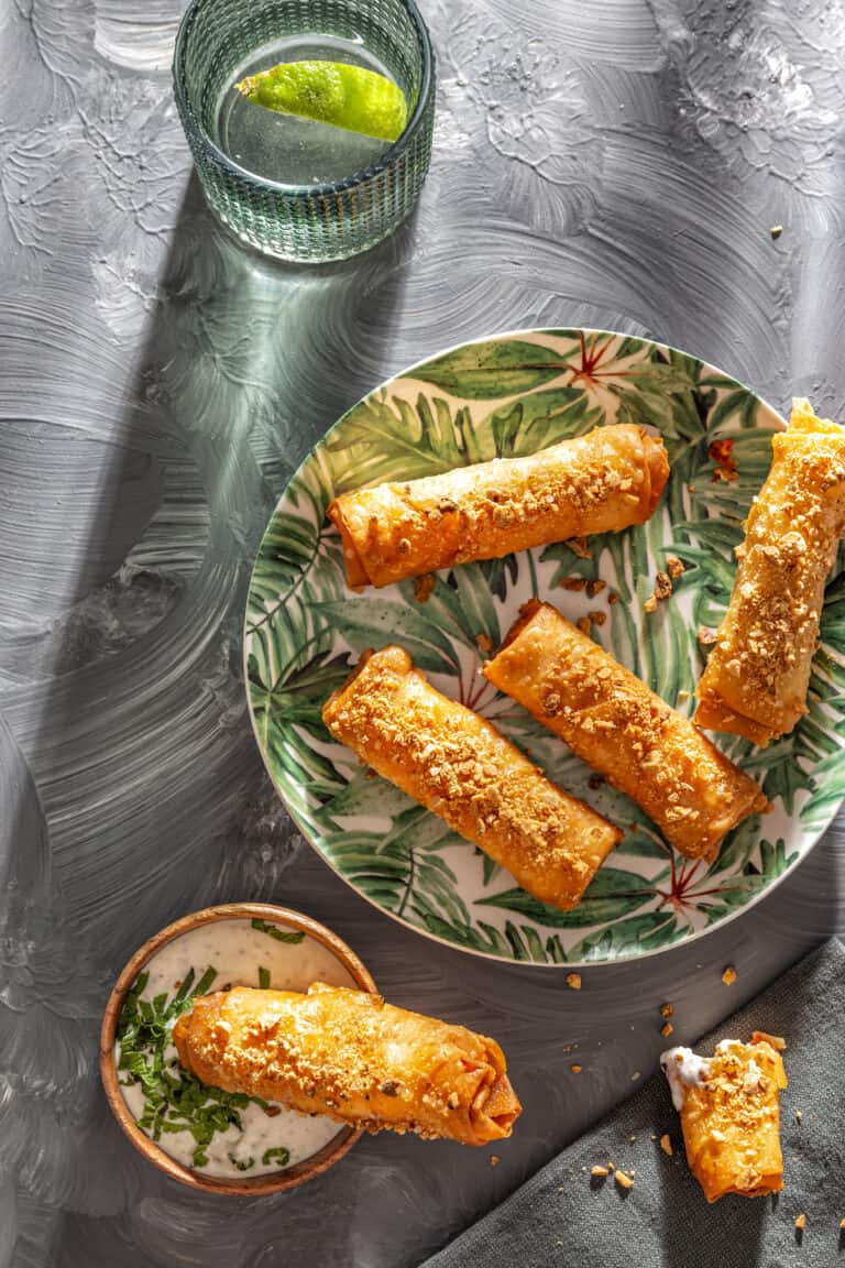 Miniloempia’s met halloumi en feta-yoghurtdip