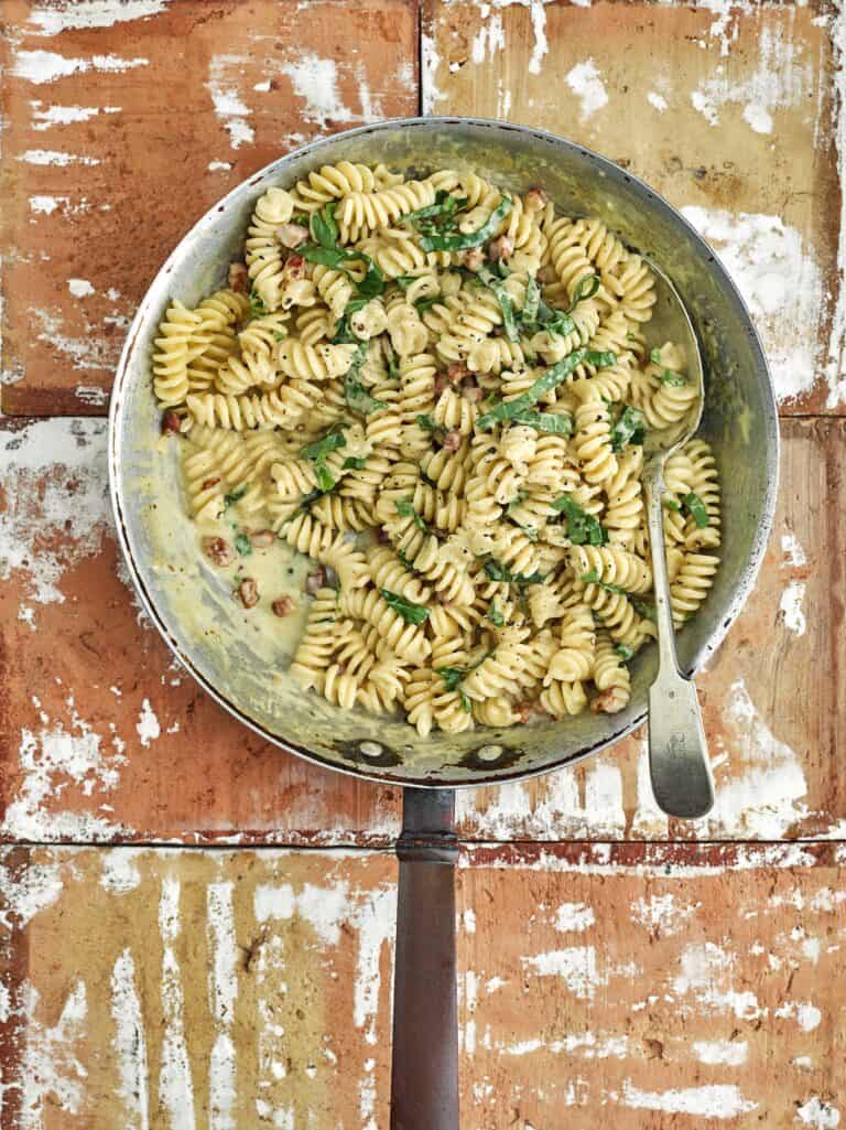 Romige eenpanspasta met pancetta en parmezaan