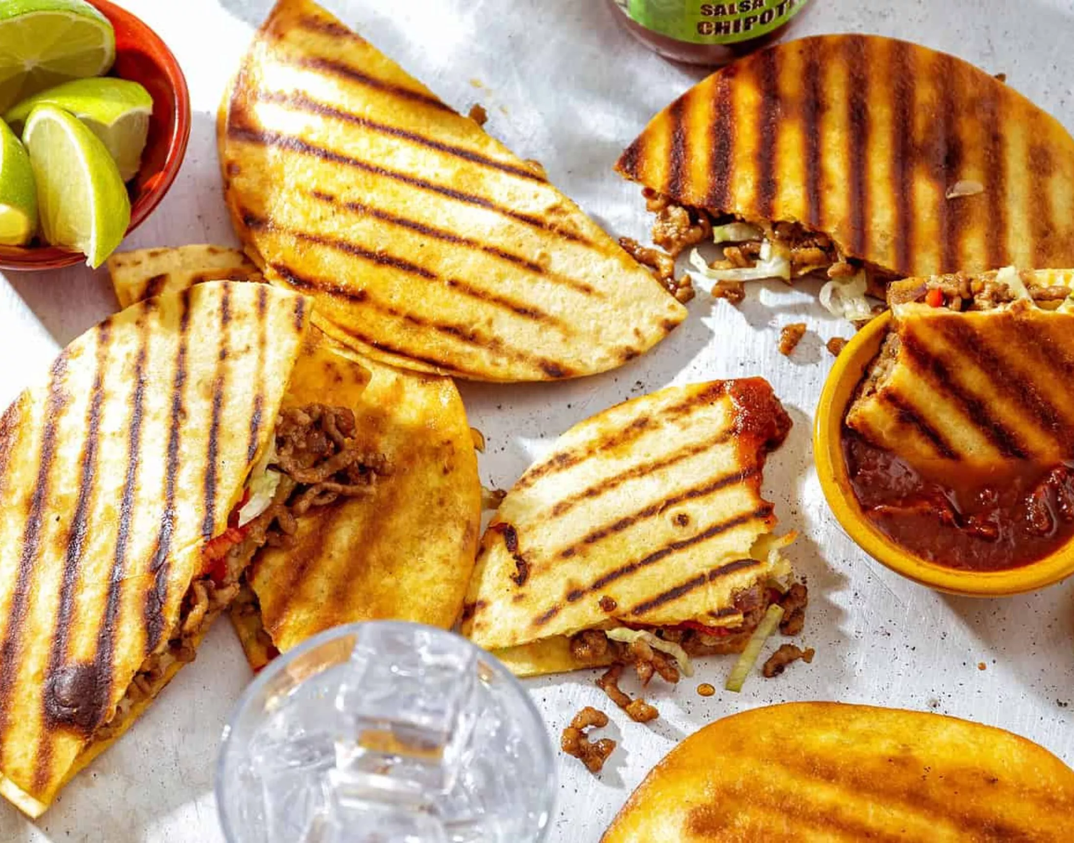 Tortilla tosti met pittig gehakt en kaas