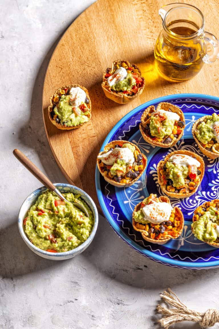 Tortillabakjes met guacamole, bonen, paprika en mais