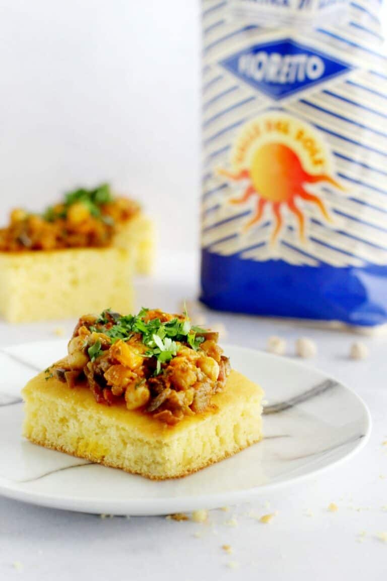 Mexicaans cornbread met spread van zaalouk