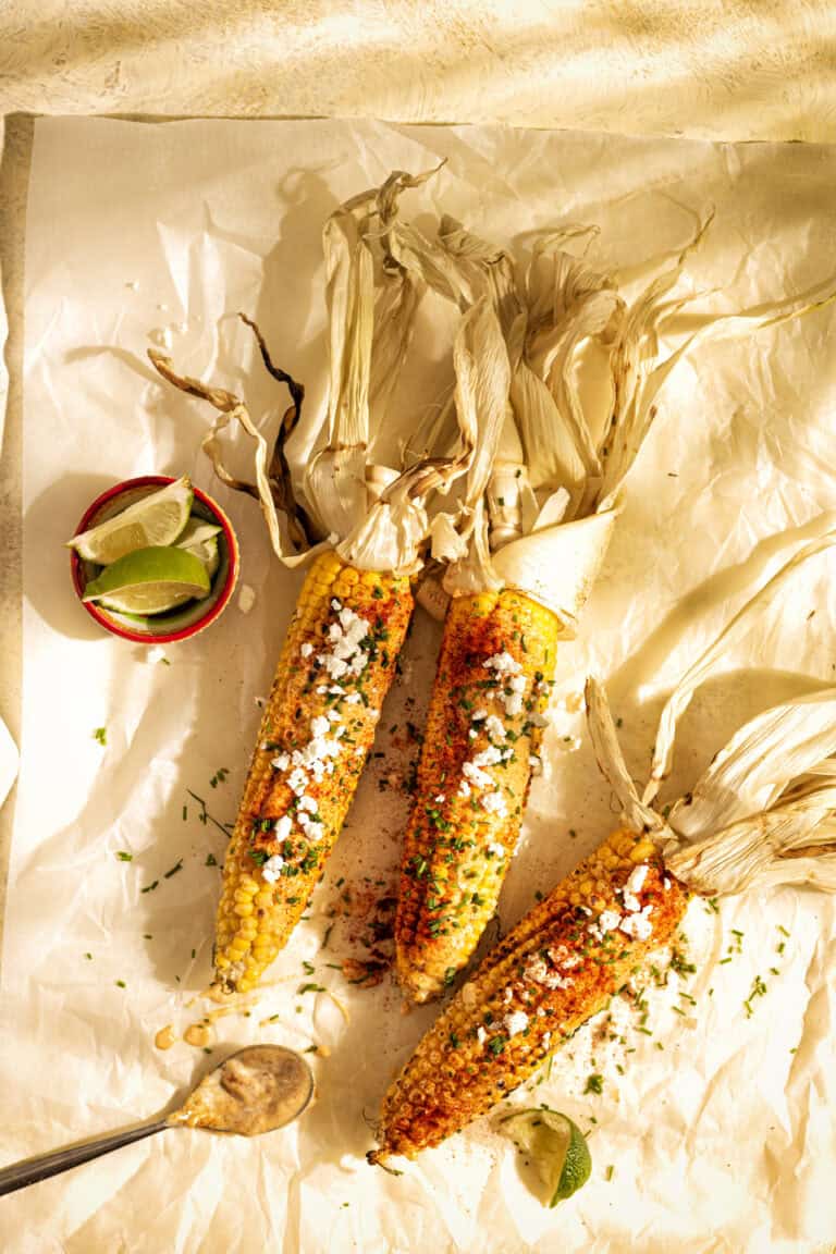 Gegrilde maiskolf met feta en chilimayo
