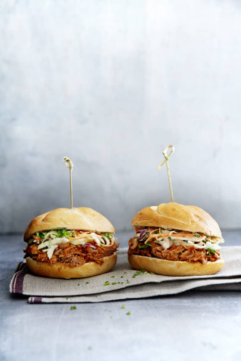 Broodje pulled BBQ-pork met sinaasappel, tijm en koolsalade