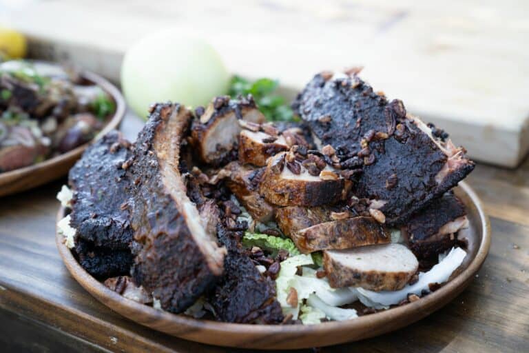 Ribs met chili koffie-rub, coleslaw en bbq-saus