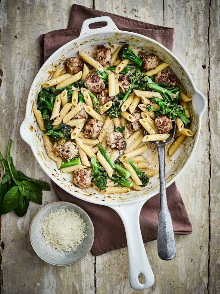 Penne met broccoli, balletjes en romige mosterdsaus