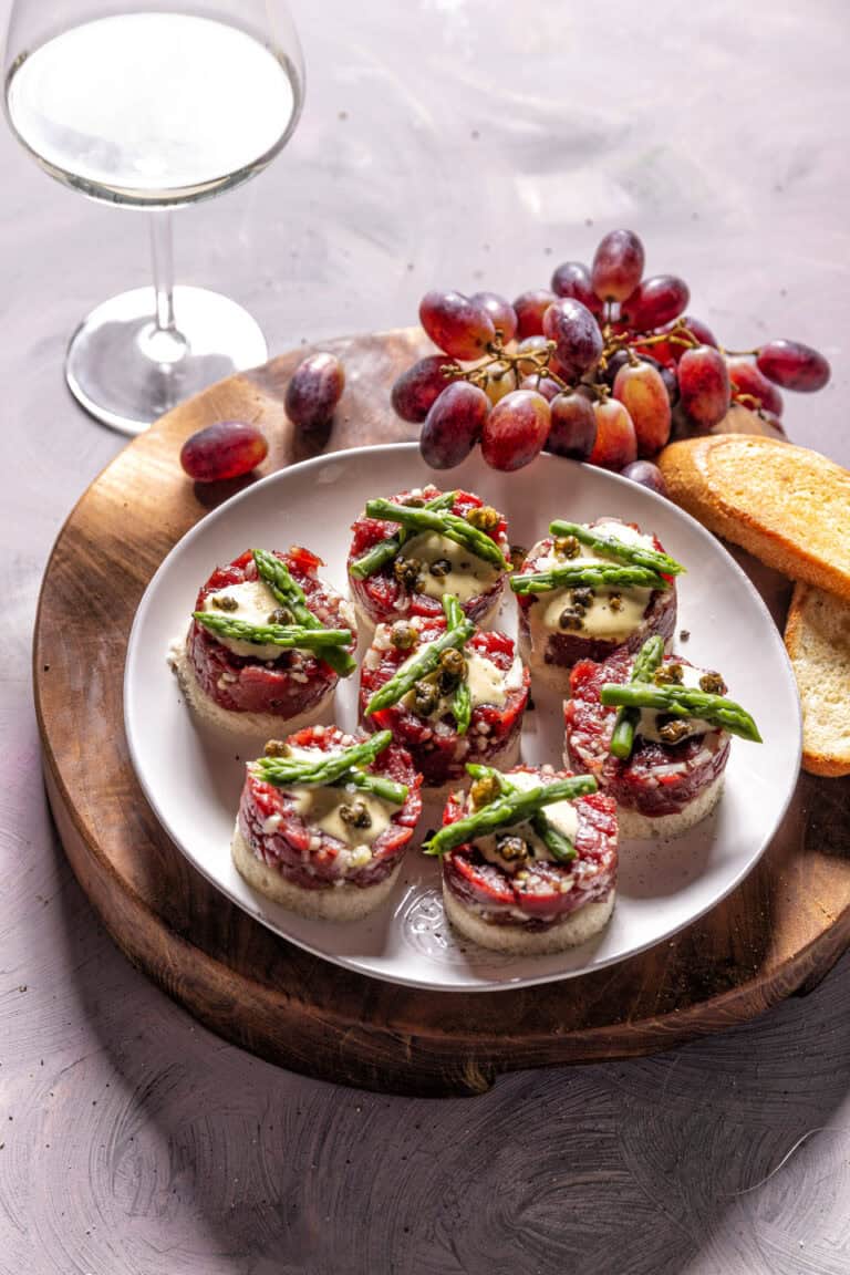 Mini steak tartare met mosterdmayo en groene asperges