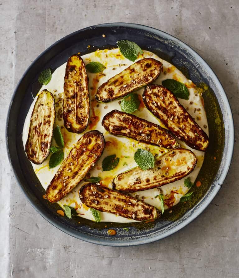 Gegrilde courgettes met warme yoghurt en saffraanboter