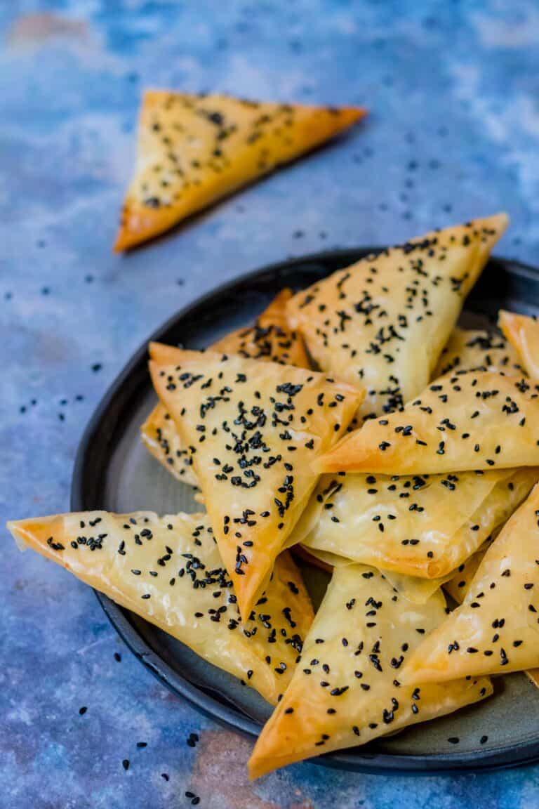 Turkse filodeeg flapjes met feta, peterselie en munt