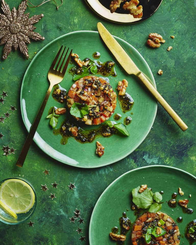 Tartaar van zoete aardappel, appel en sjalot met zwarte-knoflookvinaigrette