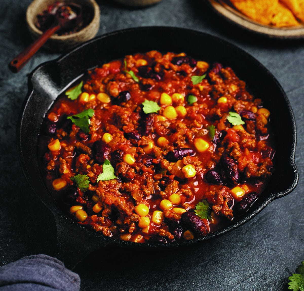 Een pan met chili con carne uit de slowcooker