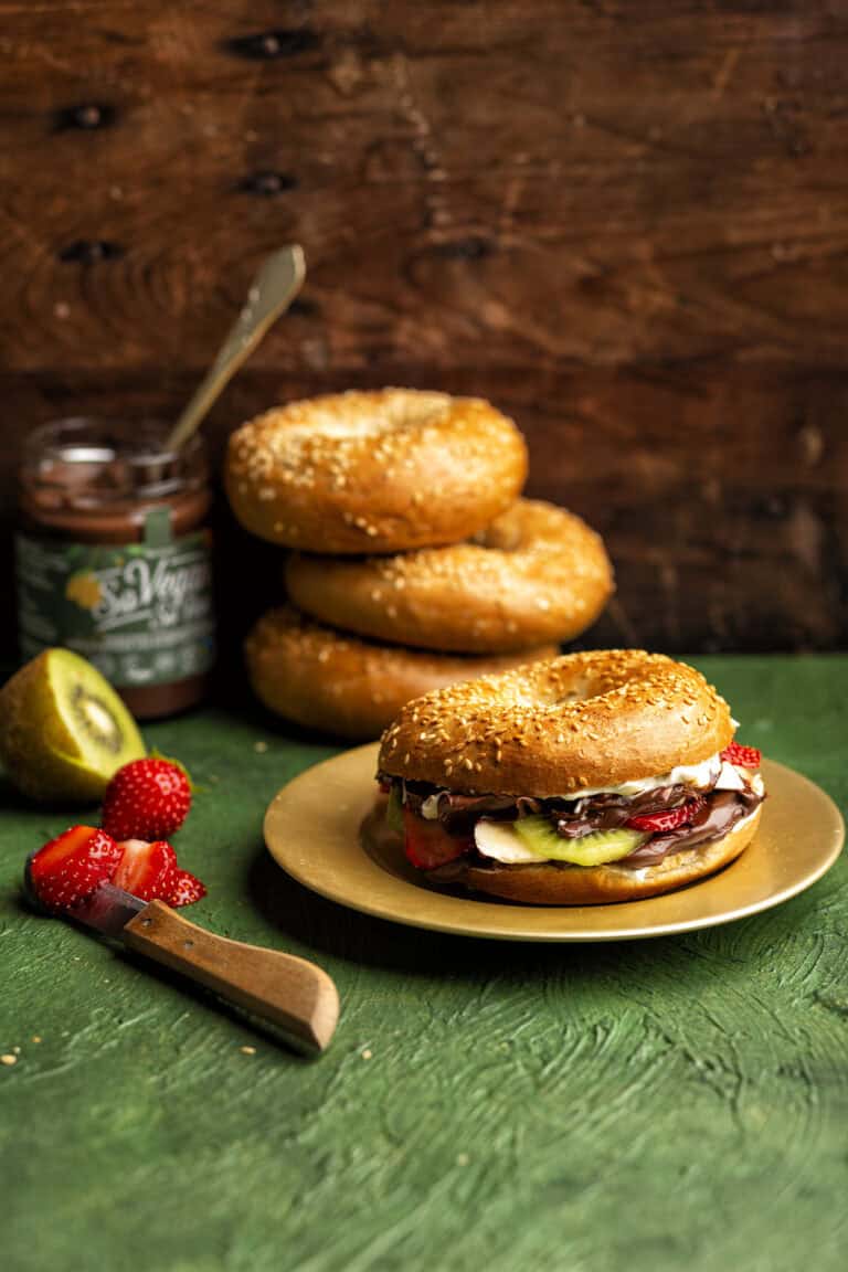Bagel met hazelnoot-chocopasta, aardbei, banaan en kiwi
