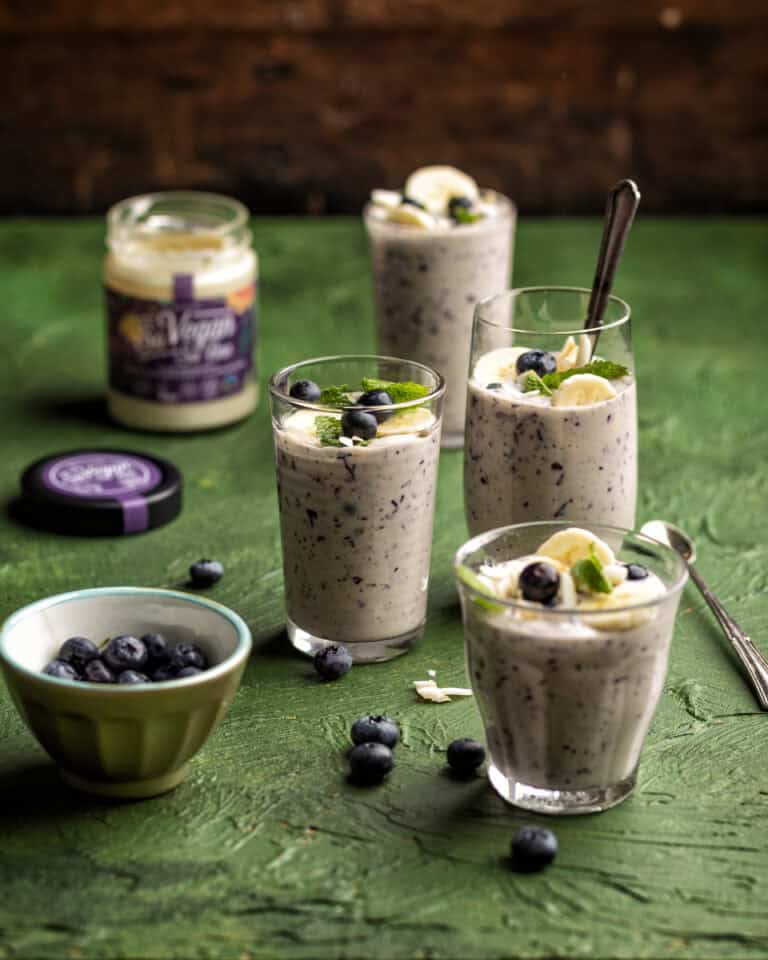 Ontbijtsmoothie met kokospasta, banaan en blauwe bessen