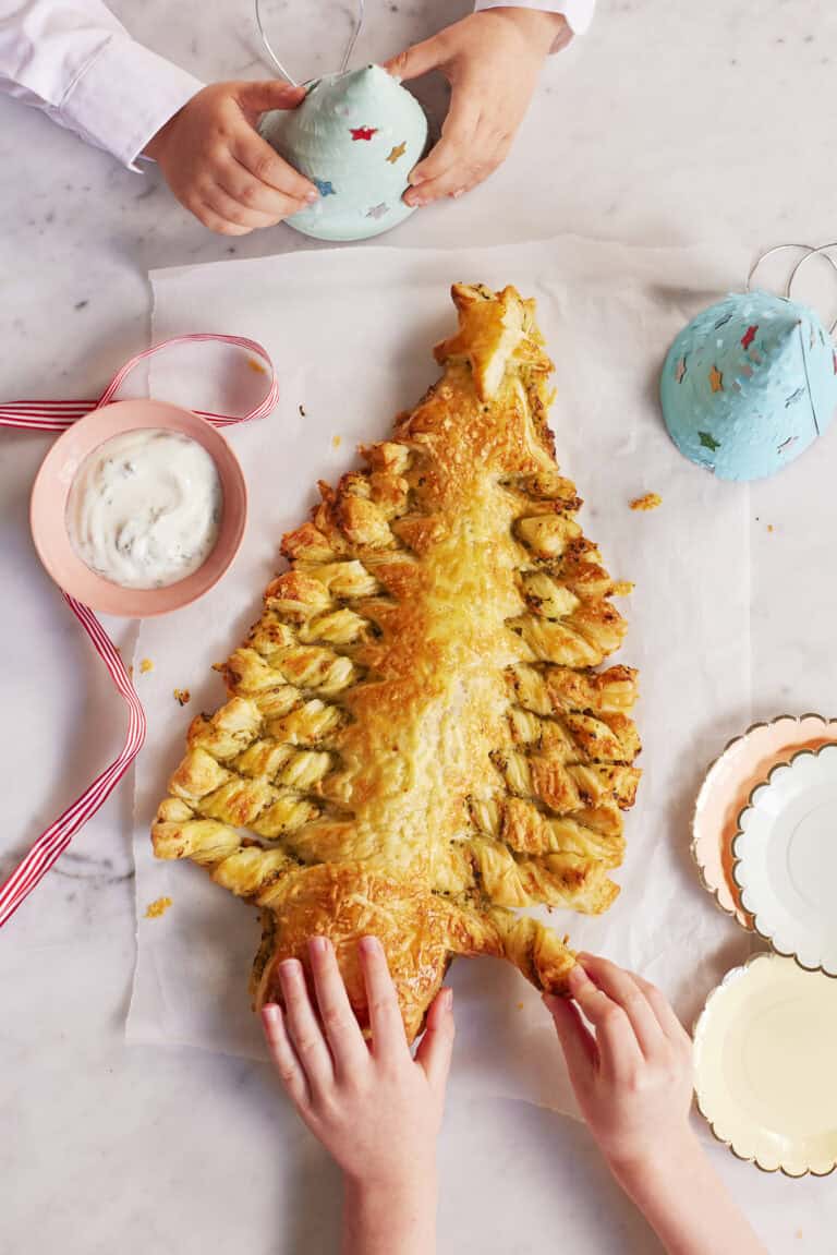 Bladerdeeg kerstboom met kaas en pesto