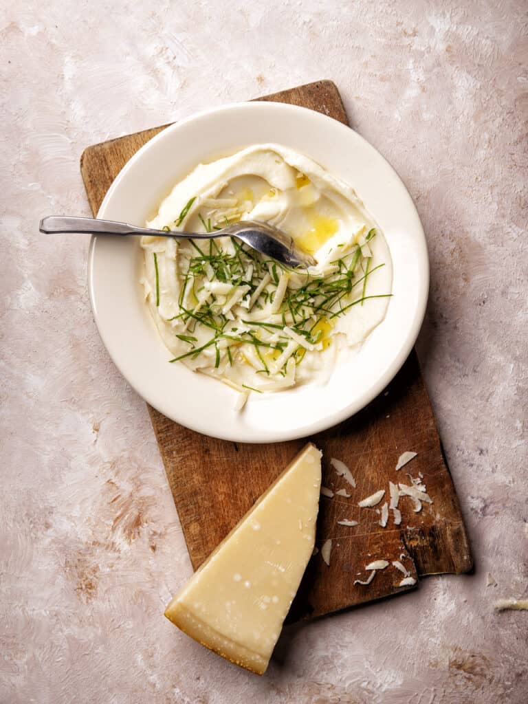 Bloemkoolpuree met parmezaan en lavas