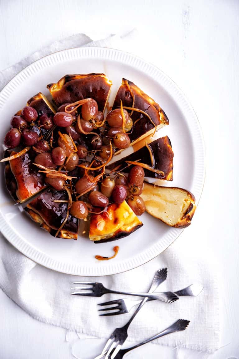 Baskische cheesecake met geroosterde druiven en gember
