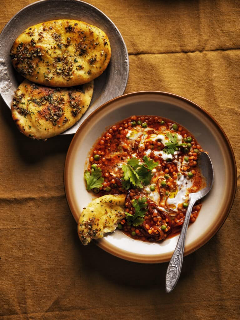 Recepten met komijn: dahl met tomaat, yoghurt en komijn-naan