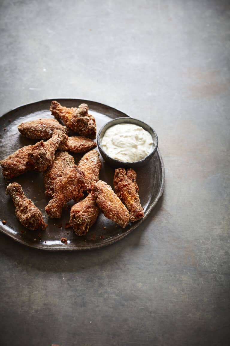 Kippenvleugeltjes met aardappelkorst