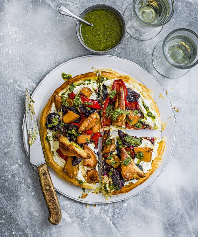 Bladerdeegtaart met geroosterde groenten, roomkaas en salsa verde