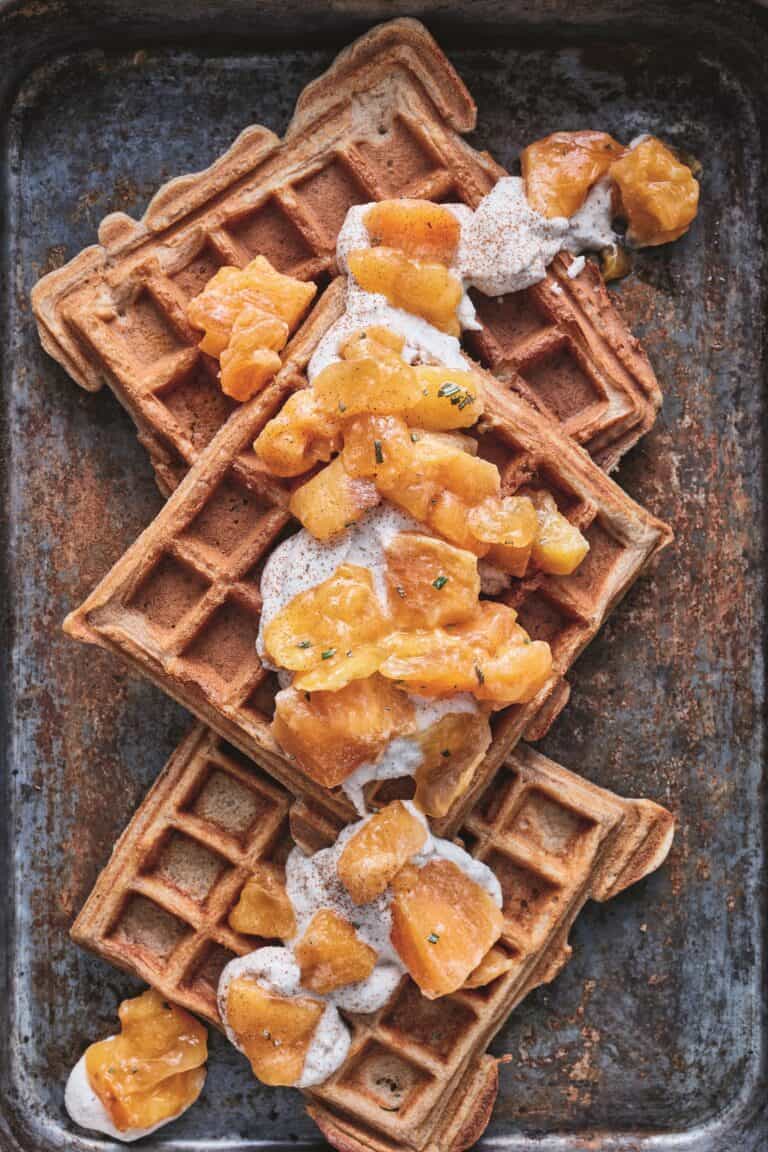 Luchtige boekweitwafels met kakicompote en cashewcrème