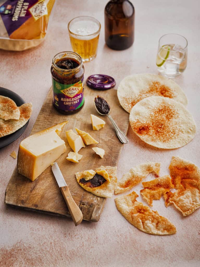 Pappadums met oude kaas en aubergine chutney