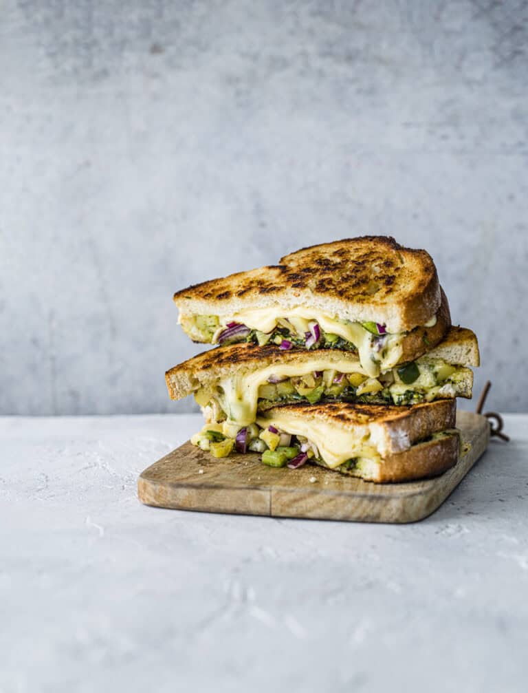 Bombay-tosti met aardappel, kaas en groene chutney