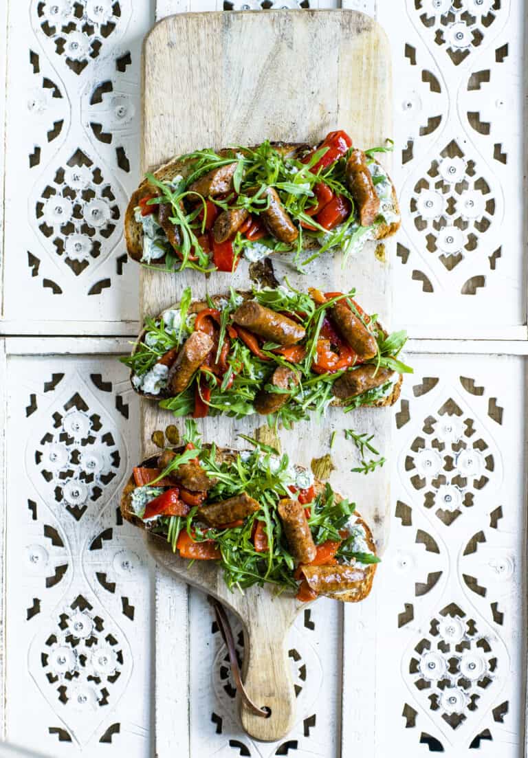 Toast met merguezworstjes en geroosterde paprika