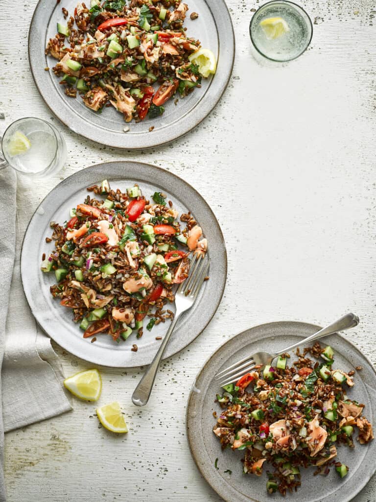 Warme rijstsalade met zalm en verse kruiden