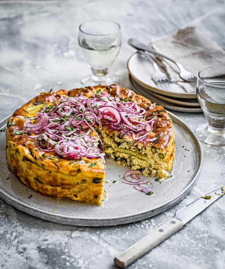 Soufflétaart met aardappel, erwten, asperges en spinazie