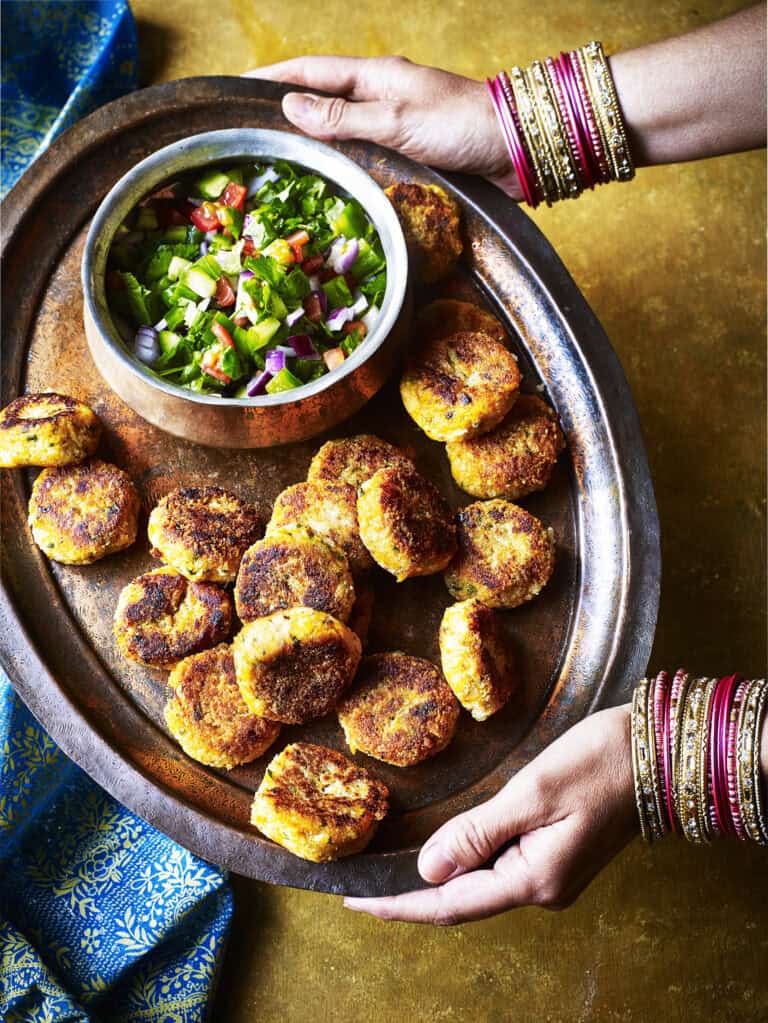 Pittige zoete-aardappelkoekjes met komkommersalade