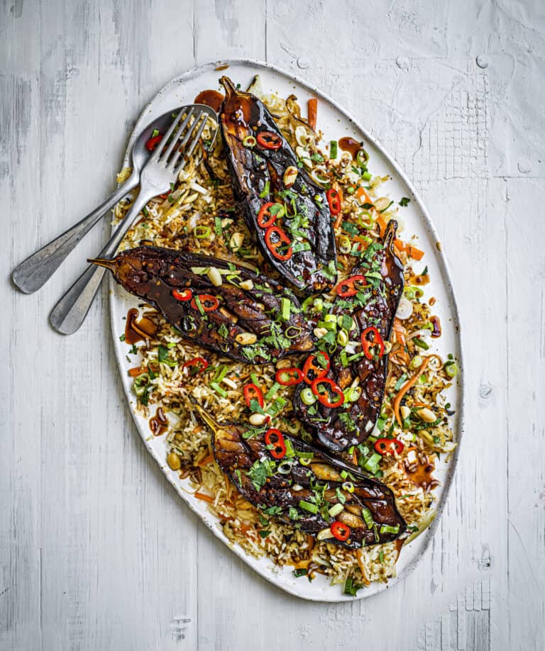 Sticky aubergine & fried rice met gember en pinda’s