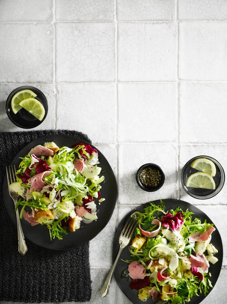 Salade met ham, gepickelde peer en blauwe kaas