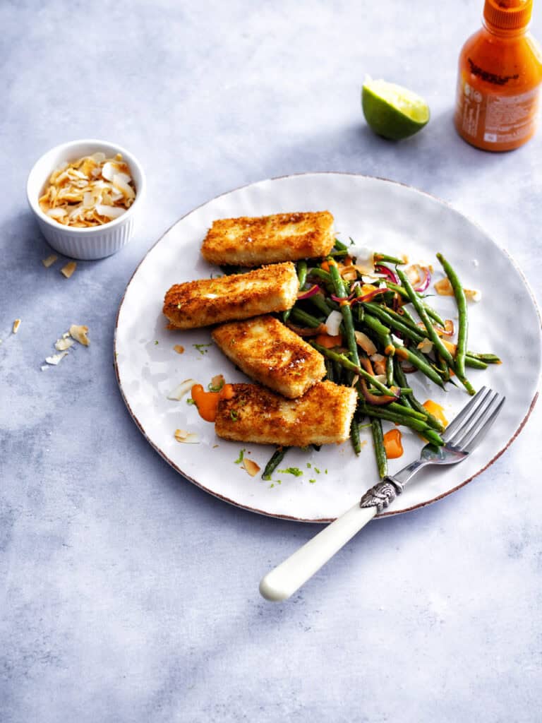 Gefrituurde tofu in kokoskorst met srirachaboontjes