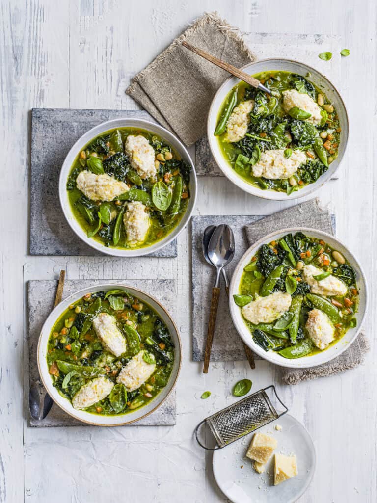 Groene minestrone met cannellini-bonen en ricotta-dumplings