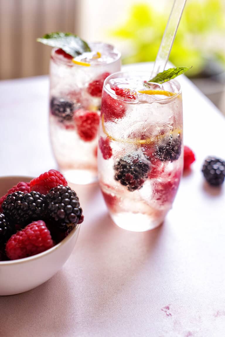 Champagnecocktail met bramen en sinaasappellikeur