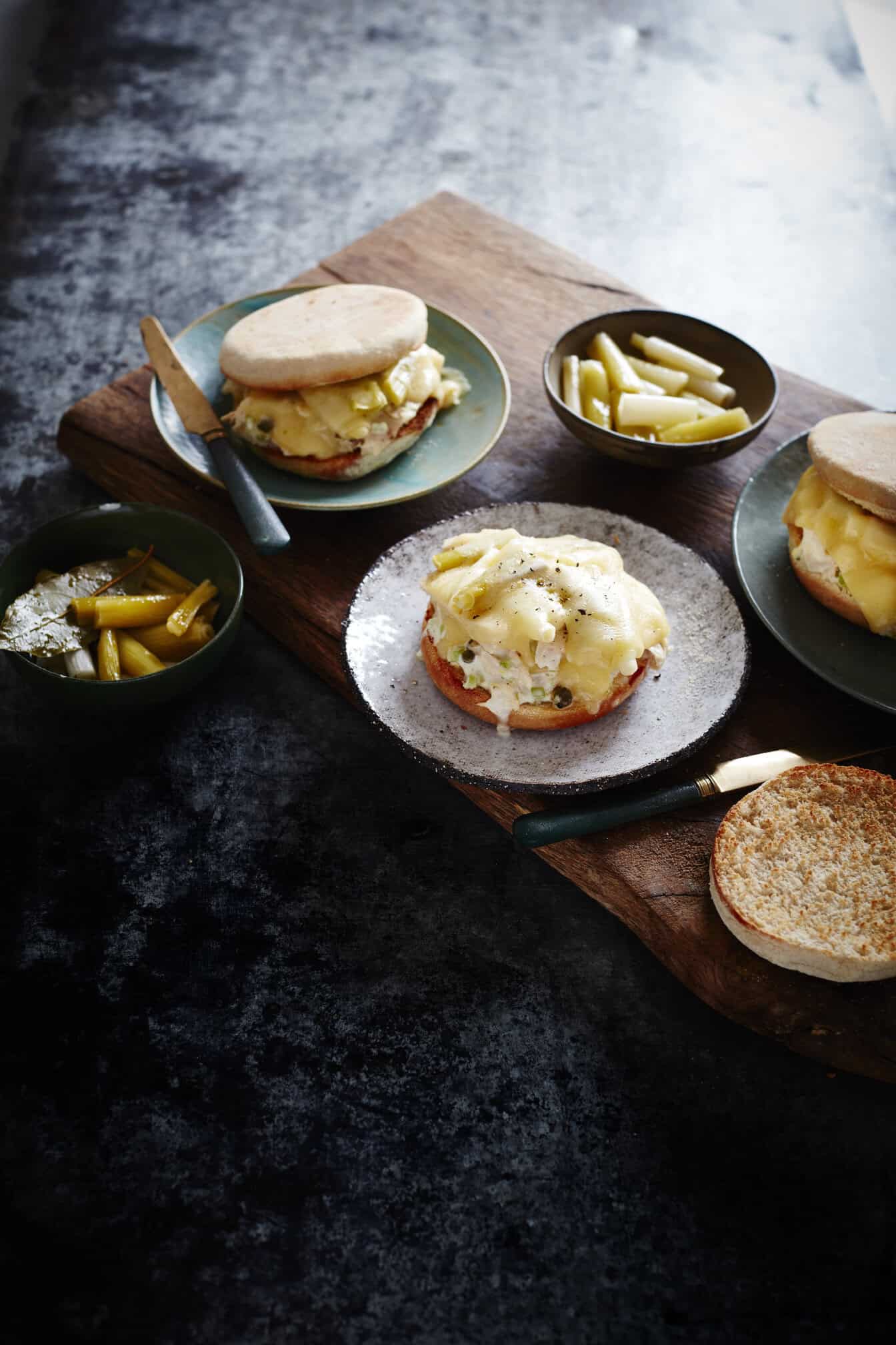 Tuna melt met gegrilde lente-ui