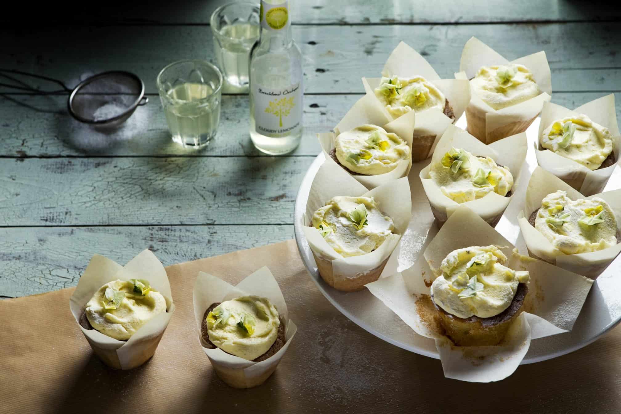 Vanillecupcake met gesuikerde viooltjes