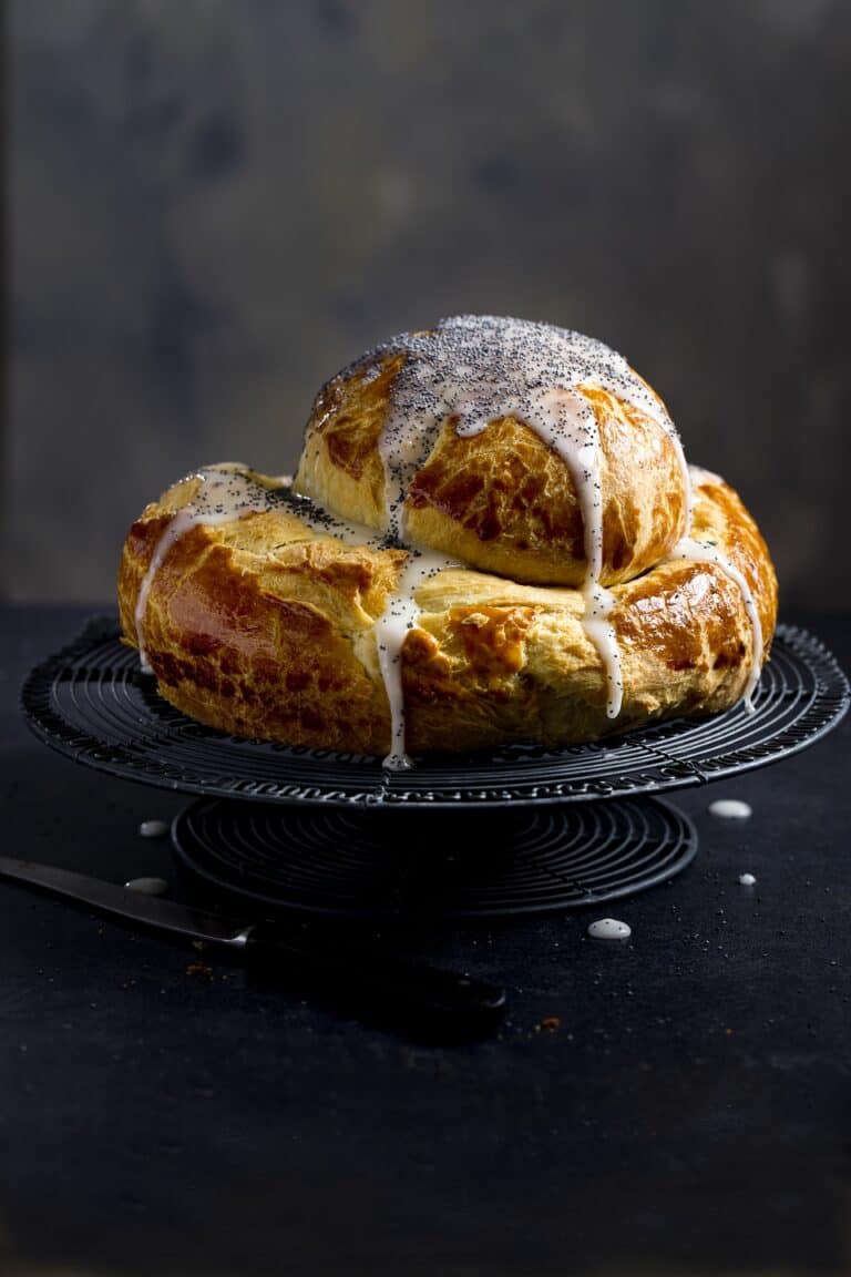 Sinaasappelbrioche met karnemelkglazuur en maanzaad