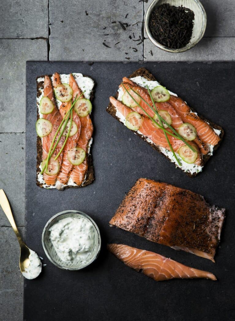 Gravad lax met lapsang-souchong-rub en kruidendip