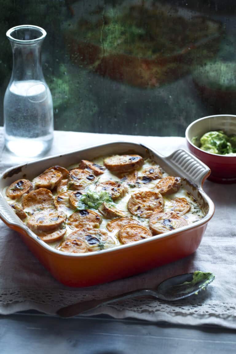 Zoete-aardappelgratin met knoflookboter en tijm