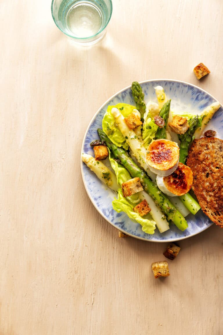 Aspergesalade met gekaramelliseerde geitenkaas en sjalottendressing