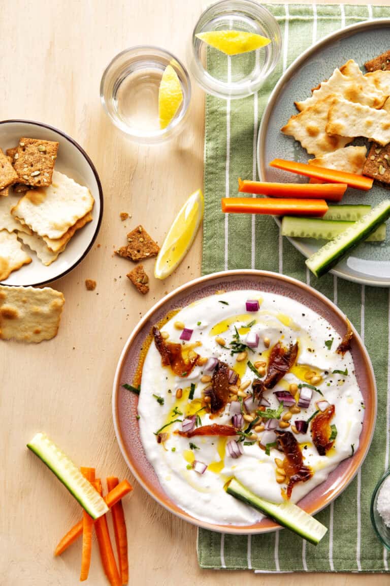 Geitenkaasdip met dadels en pijnboompitten